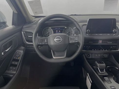 Used 2025 Nissan Rogue SV w/ SV Premium Package FWD image 17