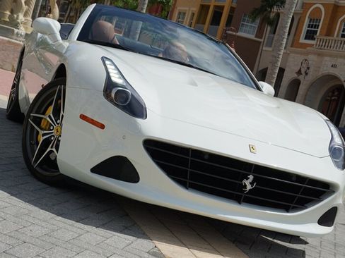Used 2017 Ferrari California T RWD image 63