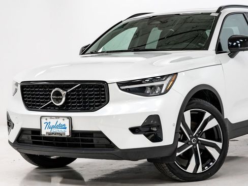 Used 2024 Volvo XC40 B5 Plus w/ Climate Package image 2