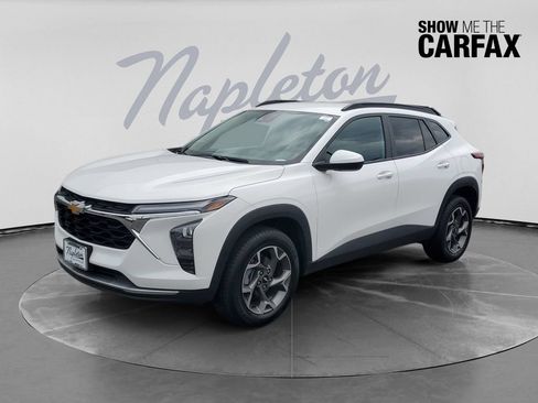 Used 2025 Chevrolet Trax LT FWD image 1