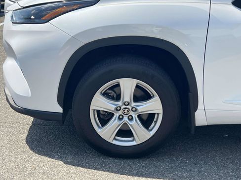 Used 2022 Toyota Highlander LE AWD/4WD image 10