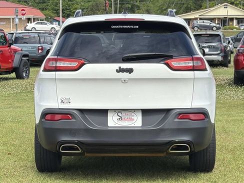 Used 2018 Jeep Cherokee Latitude w/ Altitude Package FWD image 6