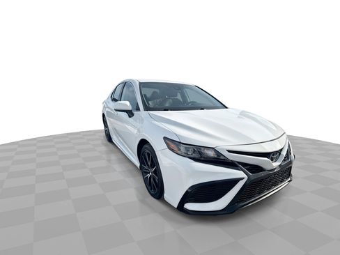 Used 2021 Toyota Camry SE image 2