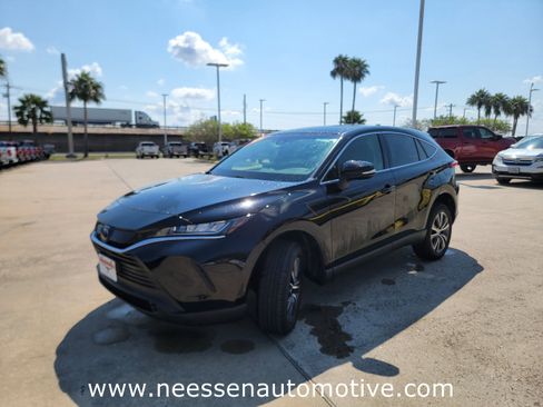 Used 2022 Toyota Venza LE image 3
