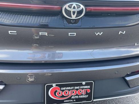 Used 2023 Toyota Crown Limited image 9