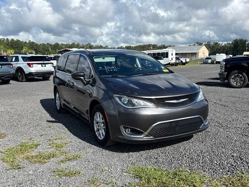 Used 2020 Chrysler Pacifica Touring FWD image 7