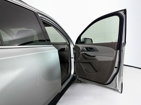 Used 2020 Chevrolet Traverse LT image 33