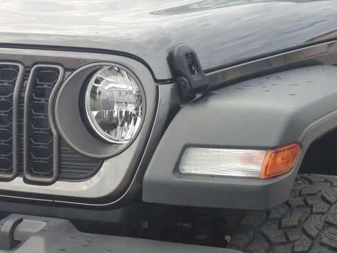 Used 2024 Jeep Gladiator Sport AWD/4WD image 10