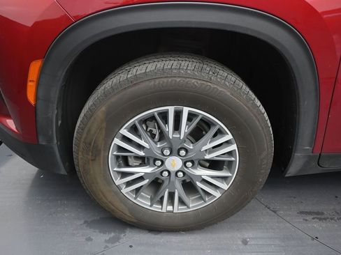 Used 2025 Chevrolet Traverse LT FWD image 9