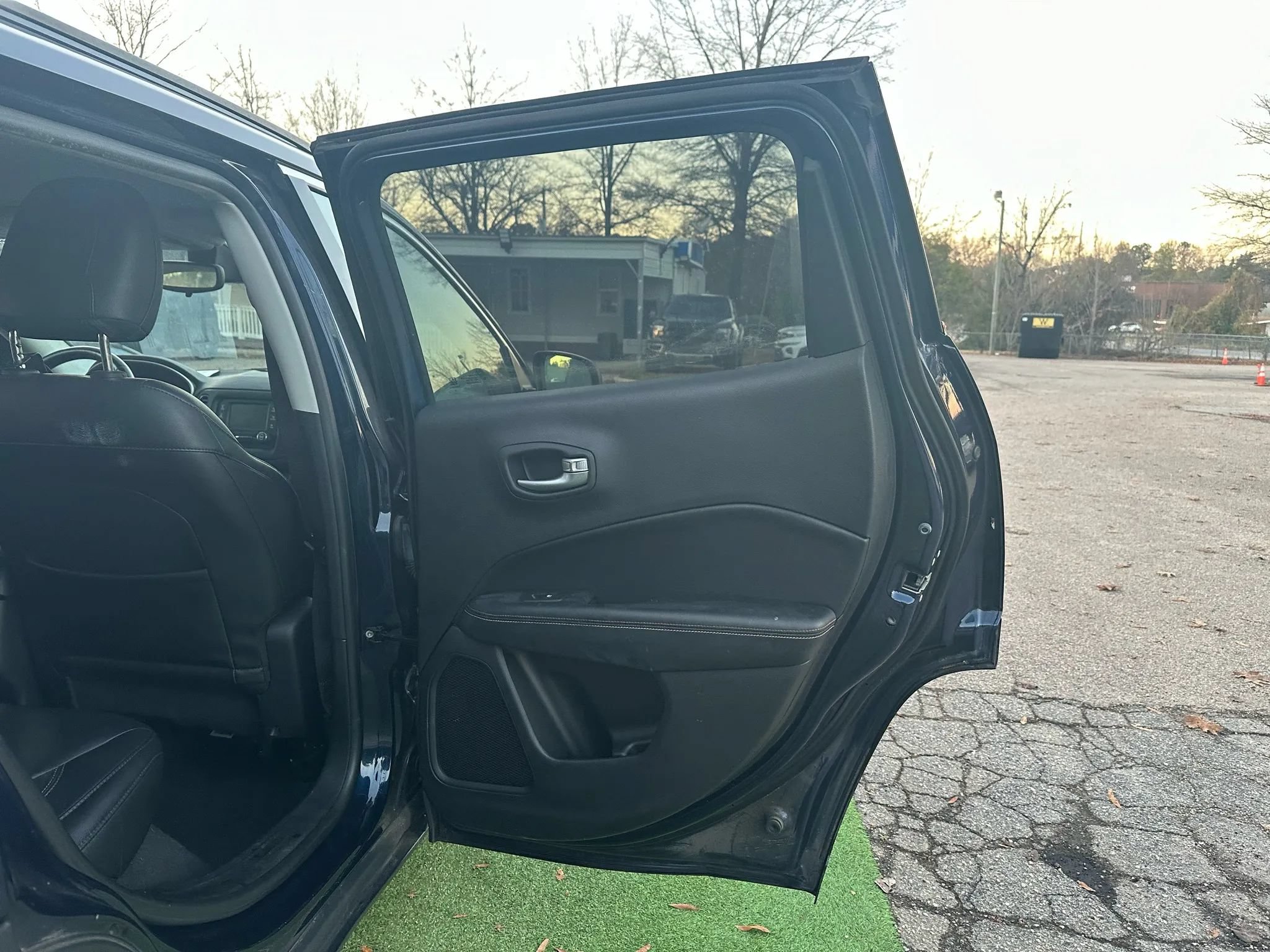 Used 2018 Jeep Compass Latitude w/ Cold Weather Group AWD/4WD image 16