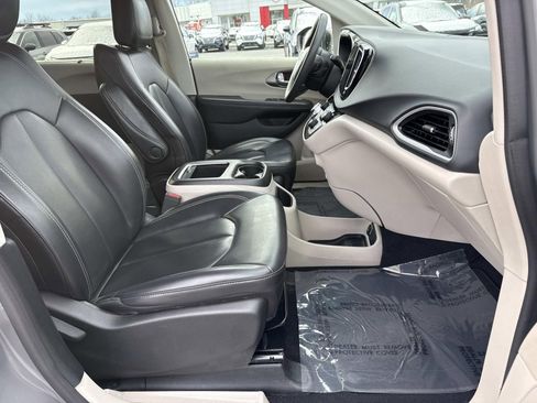 Used 2023 Chrysler Pacifica Touring-L image 25