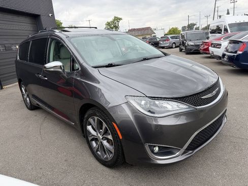 Used 2017 Chrysler Pacifica Limited FWD image 3