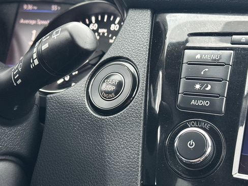 Used 2018 Nissan Rogue SV image 19