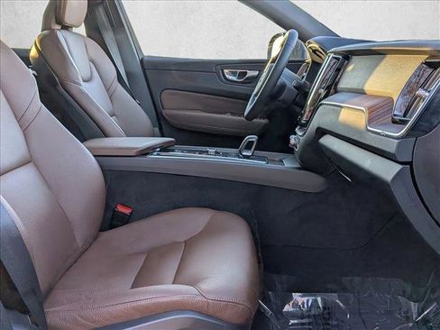 Used 2022 Volvo XC60 B5 Momentum w/ Advanced Package image 22