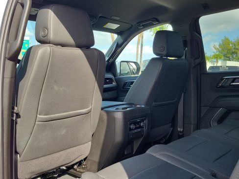 Used 2025 Chevrolet Suburban Z71 AWD/4WD image 15
