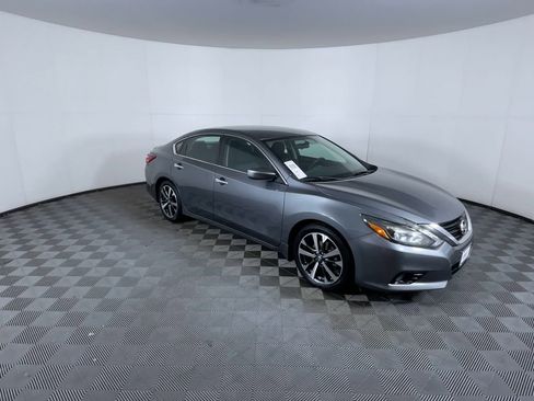 Used 2017 Nissan Altima 2.5 SR w/ LED Appearance Package image 2