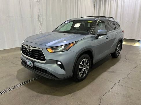 Certified 2024 Toyota Highlander XLE AWD/4WD image 8