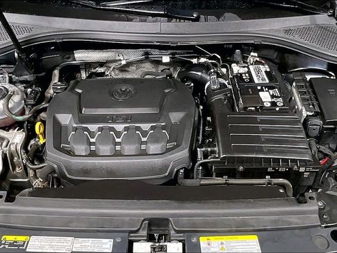 Used 2021 Volkswagen Tiguan SE w/ Panoramic Sunroof Package image 9