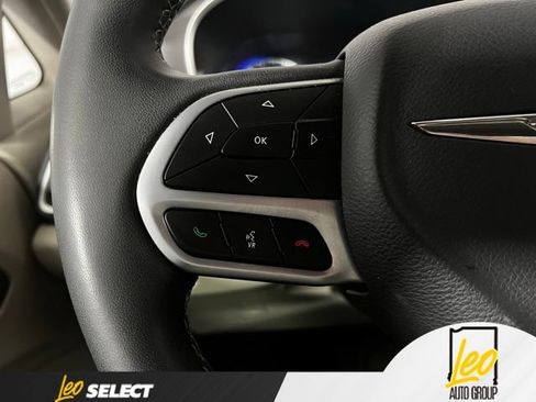 Used 2023 Chrysler Pacifica Touring-L FWD image 11