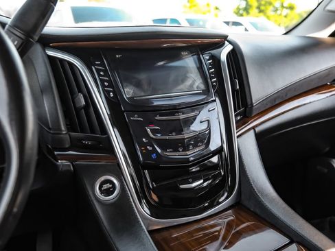 Used 2018 Cadillac Escalade Luxury RWD image 23