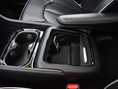 Used 2025 Chrysler Pacifica Limited image 24