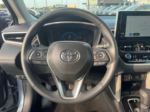 Used 2025 Toyota Corolla Cross XLE FWD image 12