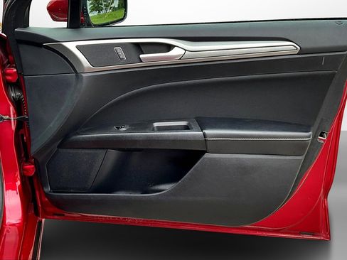 Used 2020 Ford Fusion SE image 26