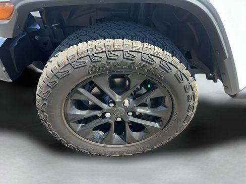 Used 2024 Jeep Gladiator Sport AWD/4WD image 23