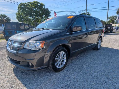 Used 2018 Dodge Grand Caravan SXT image 3