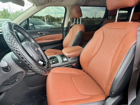 Used 2025 Kia Carnival EX FWD image 18