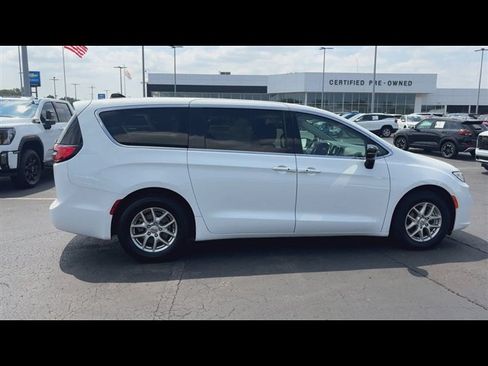 Used 2024 Chrysler Pacifica Touring-L FWD image 9