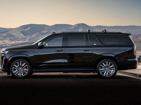 Used 2022 Cadillac Escalade ESV Sport Platinum w/ Heavy-Duty Trailer Package AWD/4WD image 2