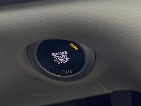 Used 2024 Chrysler Pacifica Touring-L image 23