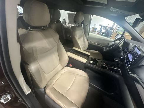 Used 2023 Toyota Sienna XLE FWD image 32