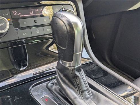 Used 2014 Volkswagen Touareg Sport image 8