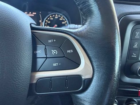 Used 2016 Jeep Renegade Latitude AWD/4WD image 19