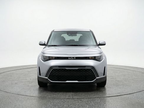 Used 2025 Kia Soul LX w/ LX Technology Package FWD image 2