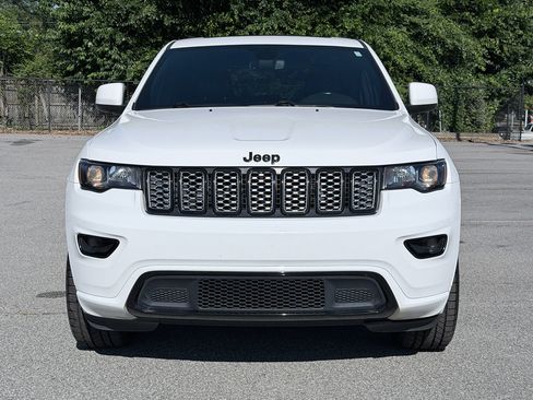 Used 2020 Jeep Grand Cherokee Altitude RWD image 3