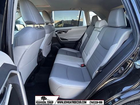 Used 2021 Toyota RAV4 XLE Premium image 15