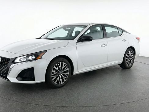 Used 2025 Nissan Altima 2.5 SV FWD image 3