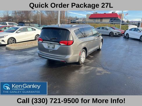 Used 2018 Chrysler Pacifica Touring-L image 10