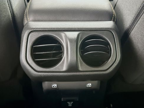 Used 2025 Jeep Wrangler Sahara image 27