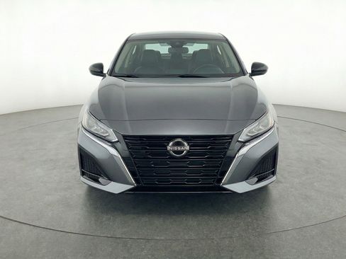 Used 2025 Nissan Altima 2.5 SV FWD image 2