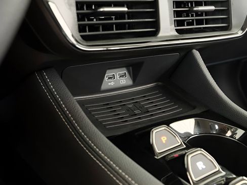 New 2025 VinFast VF 8 Eco AWD/4WD image 24