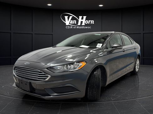 Used 2017 Ford Fusion SE FWD image 3