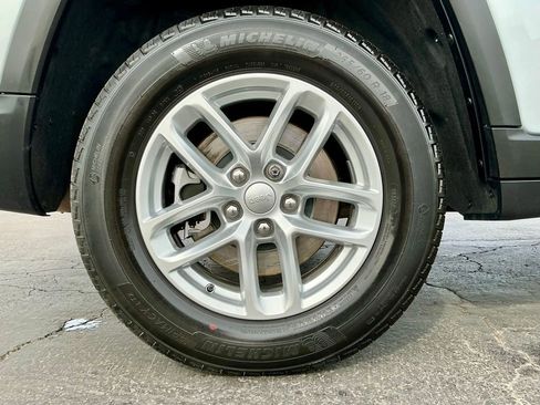 Used 2025 Jeep Grand Cherokee L Laredo image 22