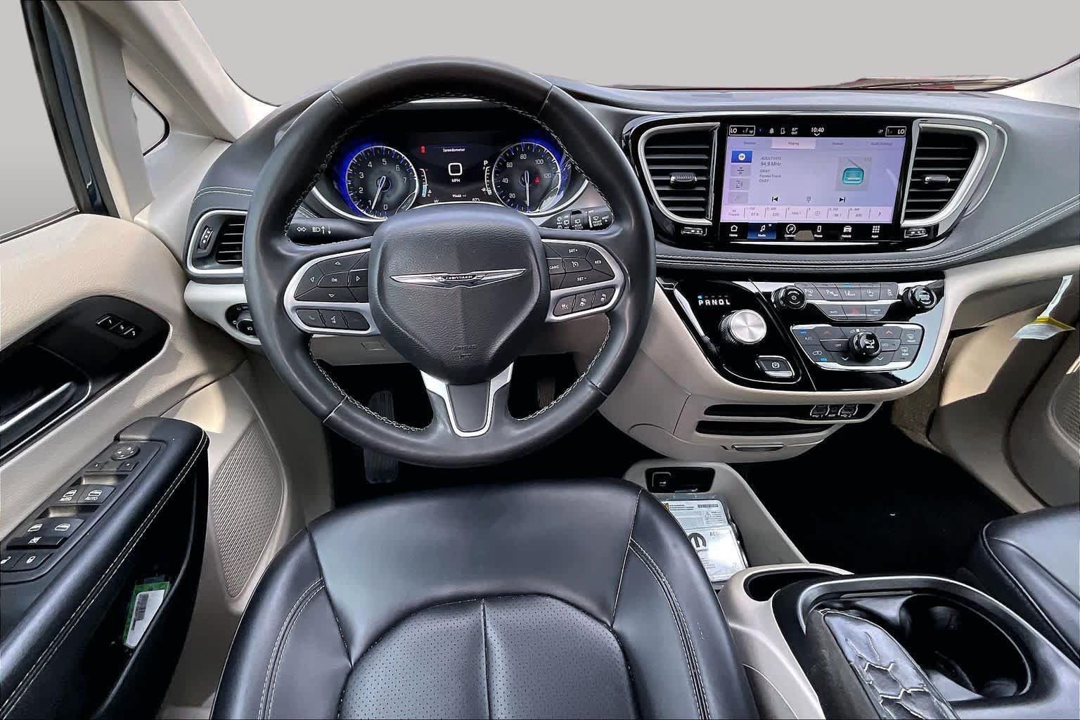 Used 2023 Chrysler Pacifica Touring-L FWD image 5