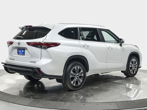 Used 2023 Toyota Highlander XLE AWD/4WD image 7