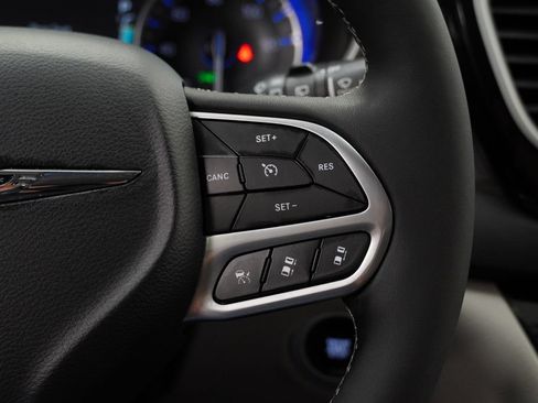 Certified 2024 Chrysler Pacifica Touring-L FWD image 41