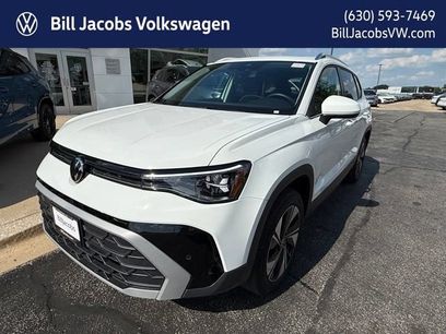 Used 2025 Volkswagen Taos SE w/ Panoramic Sunroof Package